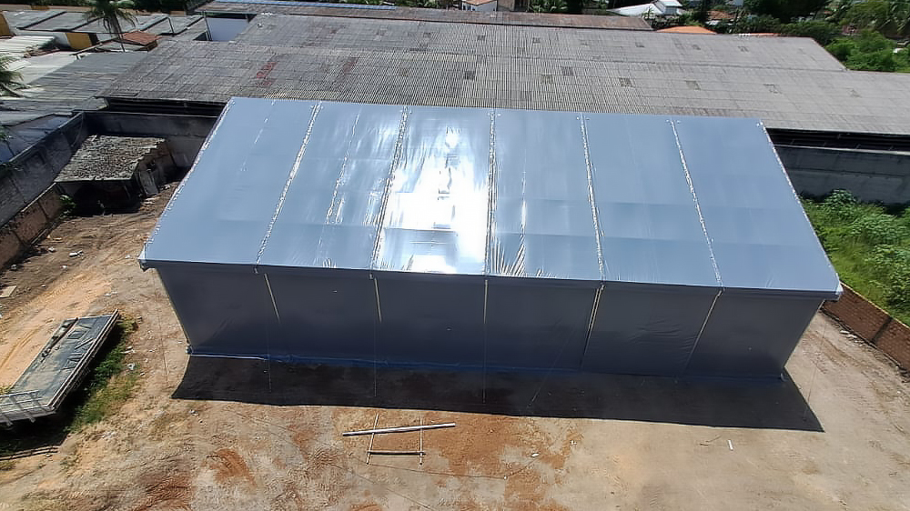 Vista interna de galpão com isolamento térmico instalado na cobertura